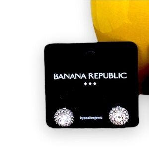 Brand New Banana Republic Rhinestone Stud Earrings 
⭐️2/$30 ⭐️3/$40